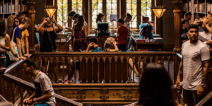 Students in library | Étudiants à la bibliothèque