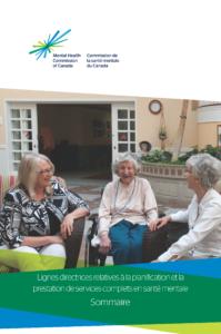 Dans la photo, on voit trois femmes âgées qui jasent. En haut, on trouve l’image de marque de la Commission de la santé mentale du Canada, une étincelle avec les linges blues et vertes. En dessous de la photo, le titre du document en texte blanc sur un fond verte foncé, « Lignes directrices relatives à la planification et la prestation de services complets en santé mentale – Sommaire ».