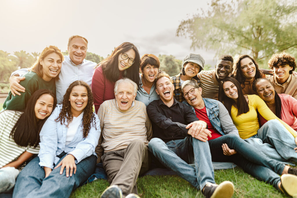 Une famille souriante et assise ensemble
