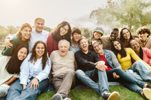 Une famille souriante et assise ensemble