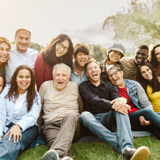 Une famille souriante et assise ensemble