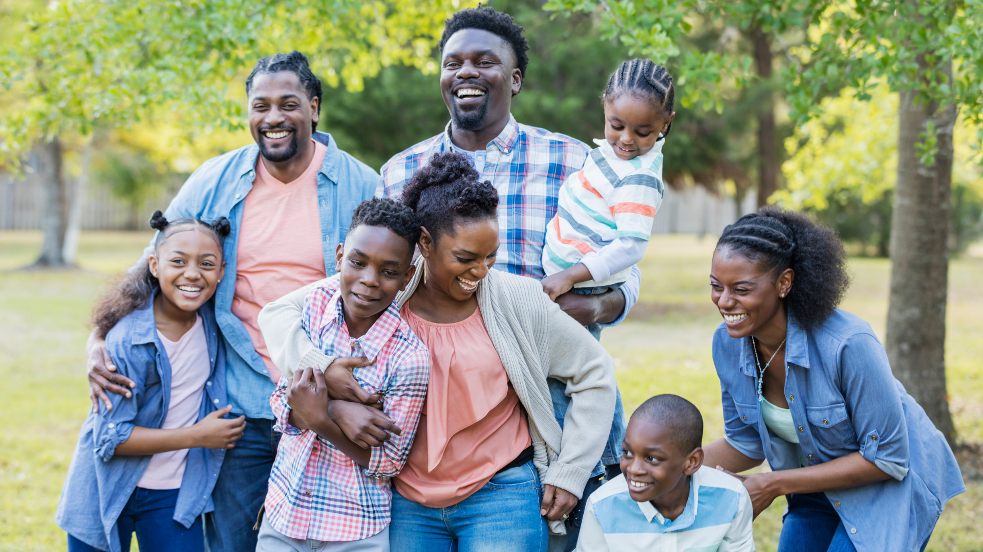 Famille afro-américaine profitant du temps dans le parc
