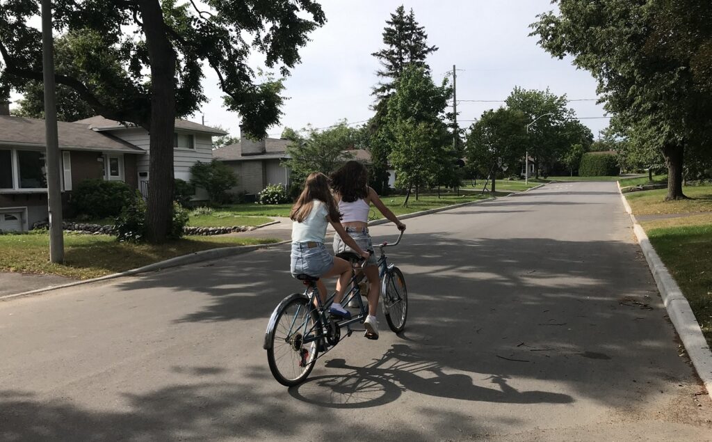 Des enfants sur un vélo tandem
