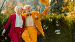 Older couple enjoying sunshine outdoors. Couple de personnes âgées profitant du soleil à l'extérieur