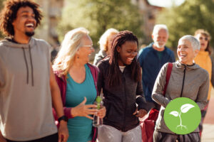 Smiling group of people walking together outdoors | Groupe souriant de personnes marchant ensemble à l'extérieur