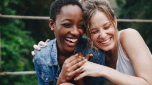 Deux femmes s'embrassent et rient