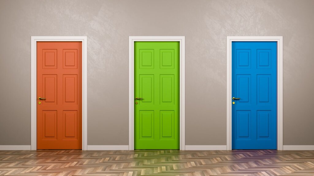 Trois portes : rouge, bleue et verte, situées dans une pièce.