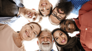 Une groupe des personnes diverse, se tiennent ensemble dans un cercle