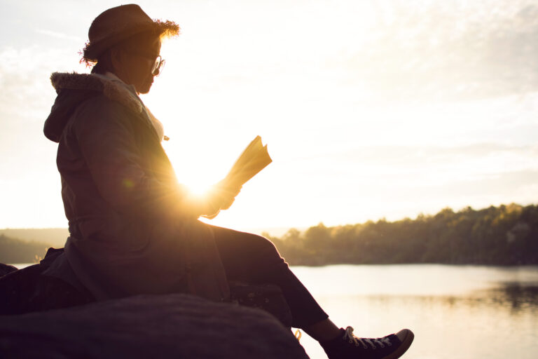 Femme lisant un livre dans la nature