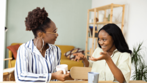 Deux amies boivent du café et discutent.