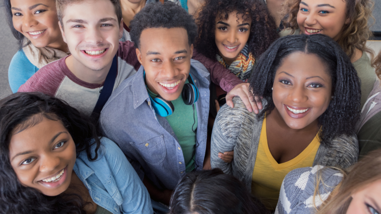 Adolescents posant pour une photo de groupe