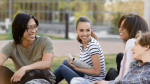 Un groupe d'étudiants en train d'étudier