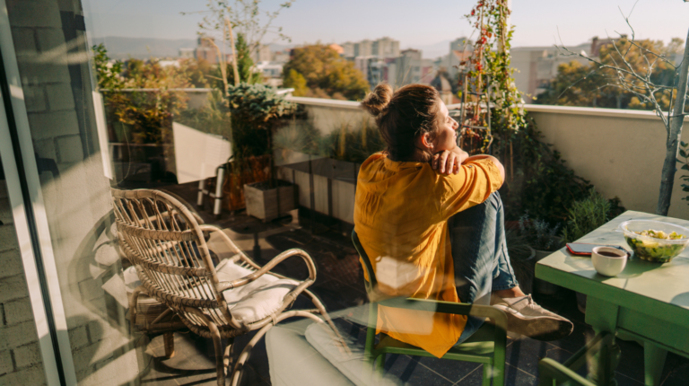 Une femme assise sur un balcon profitant de son environnement