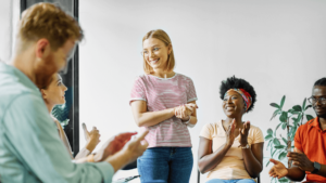 Groupe applaudissant un présentateur.