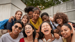 Un groupe de jeunes gens qui rient