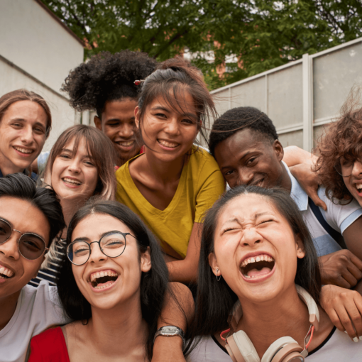 Un groupe de jeunes gens qui rient