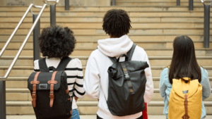 Trois étudiants montant des escaliers