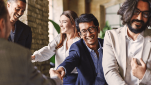 Un groupe de personnes se serrant la main