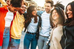 Un groupe de jeunes gens qui rient ensemble