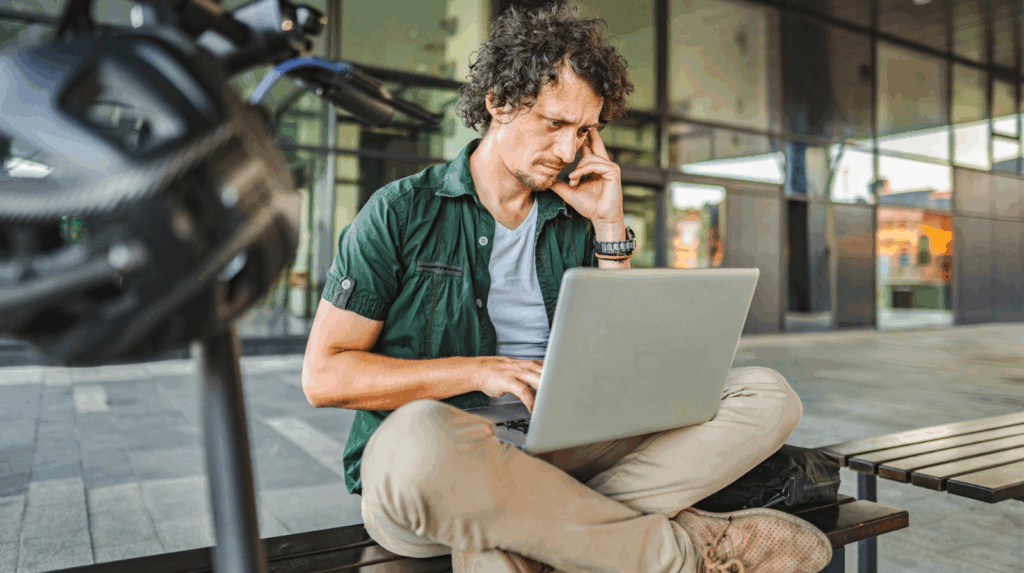 Un homme anxieux regardant son ordinateur portable