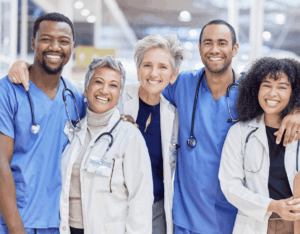 Un groupe de médecins et d'infirmières souriant à la caméra