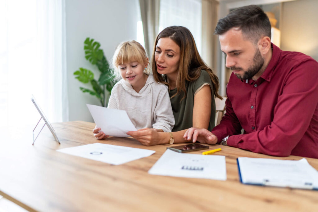 Une famille regardant des documents administratifs