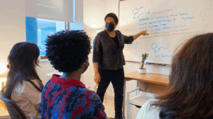 Dr Monnica Williams enseignant aux étudiants dans une salle de classe