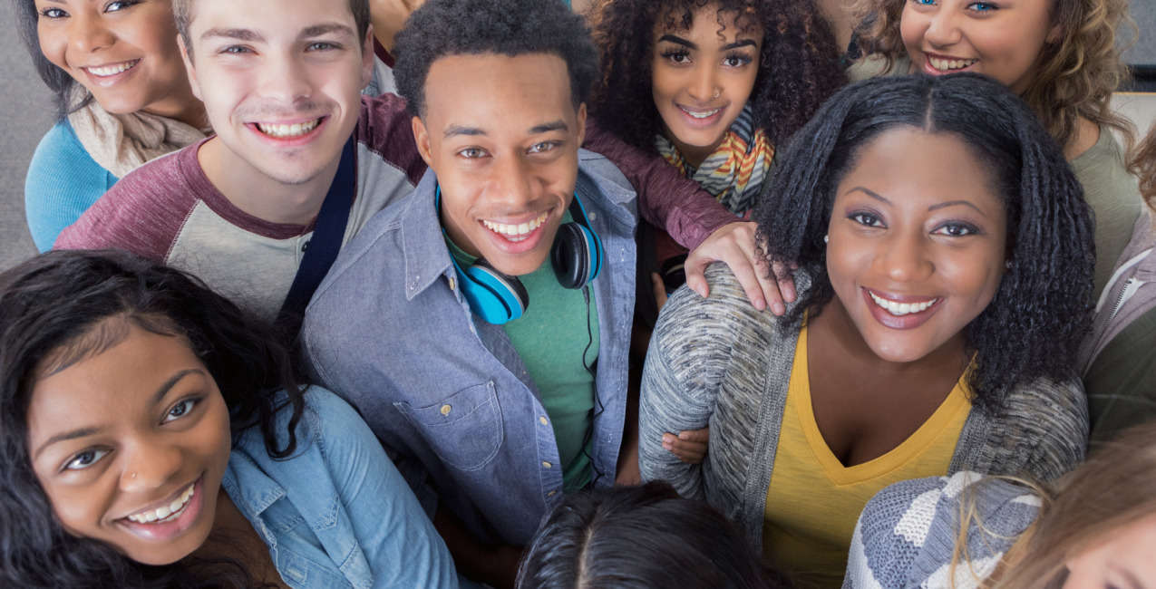 Adolescents posant pour une photo de groupe