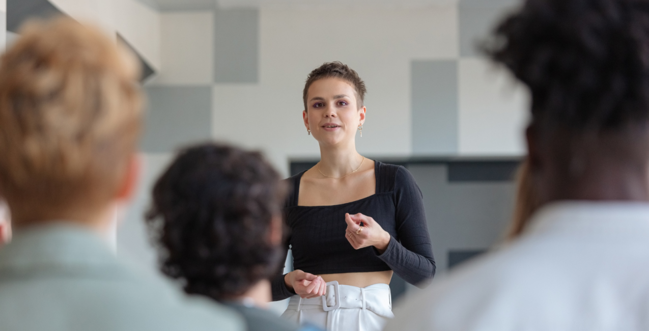 Une femme se présente devant ses pairs﻿