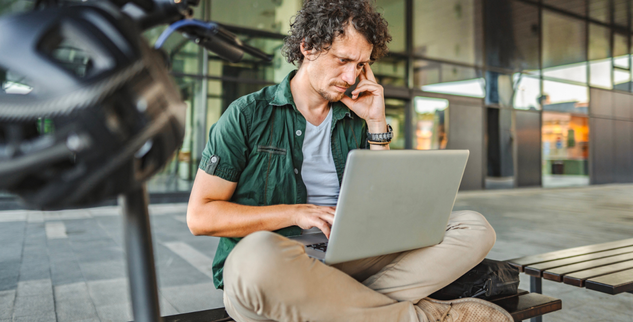 Un homme anxieux regardant son ordinateur portable