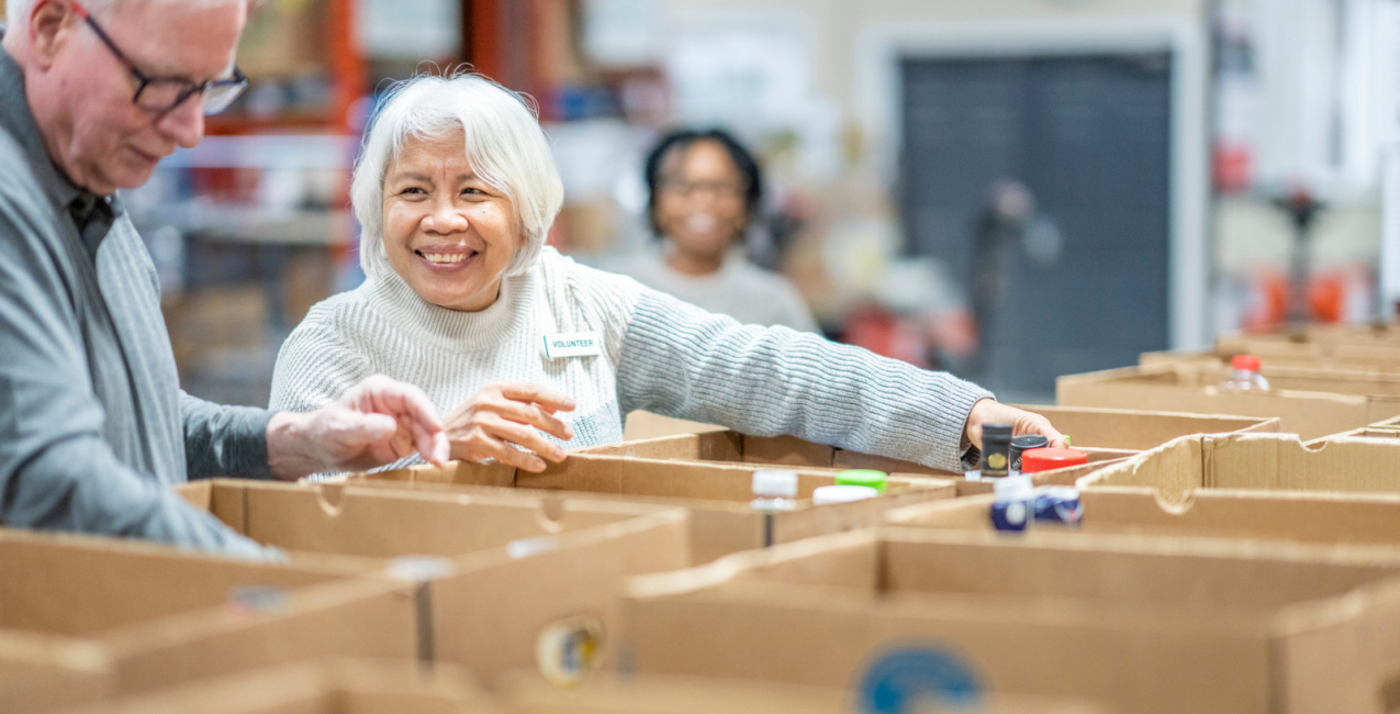 Des personnes âgées bénévoles dans une banque alimentaire