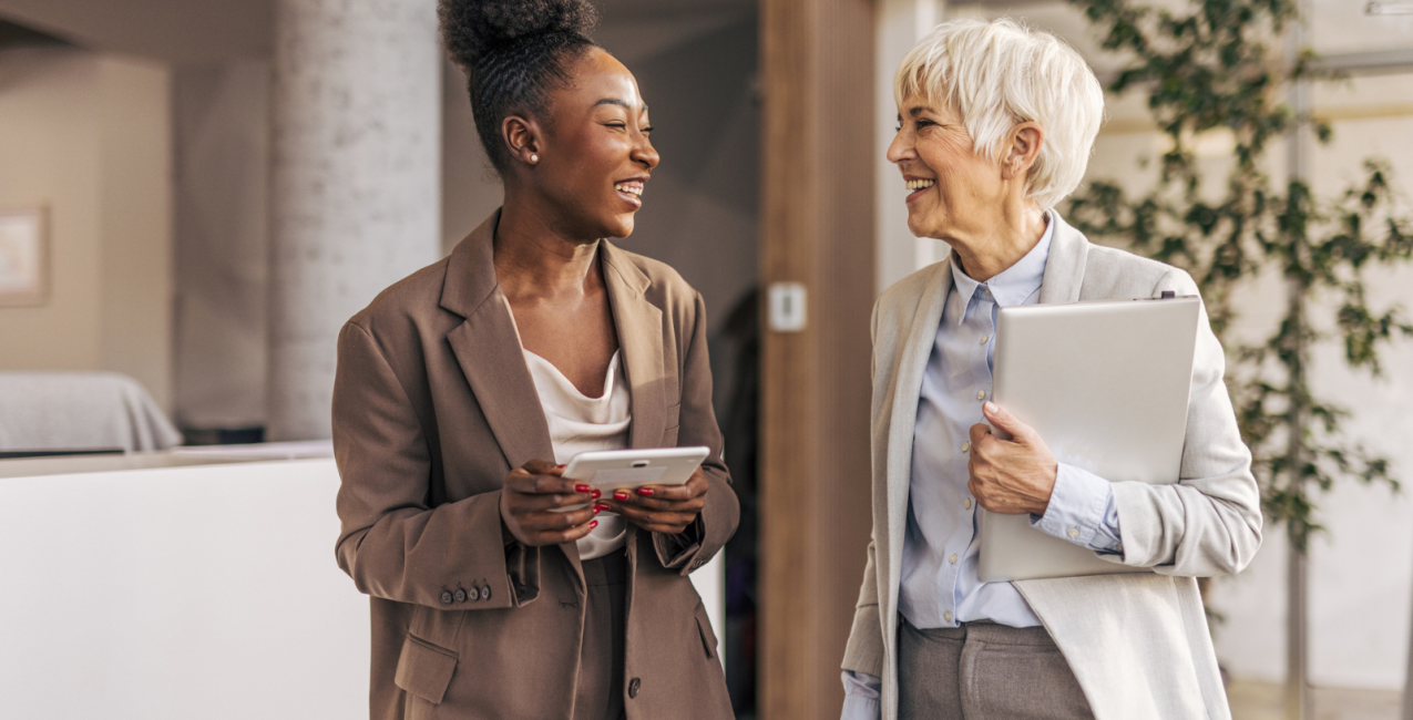 Un adulte plus âgé encadre un collègue au bureau.