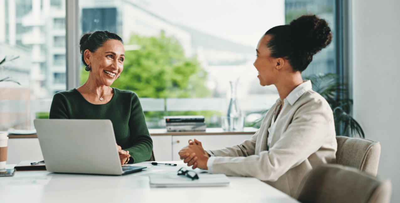 Un responsable et un employé discutent des aménagements possibles sur le lieu de travail.