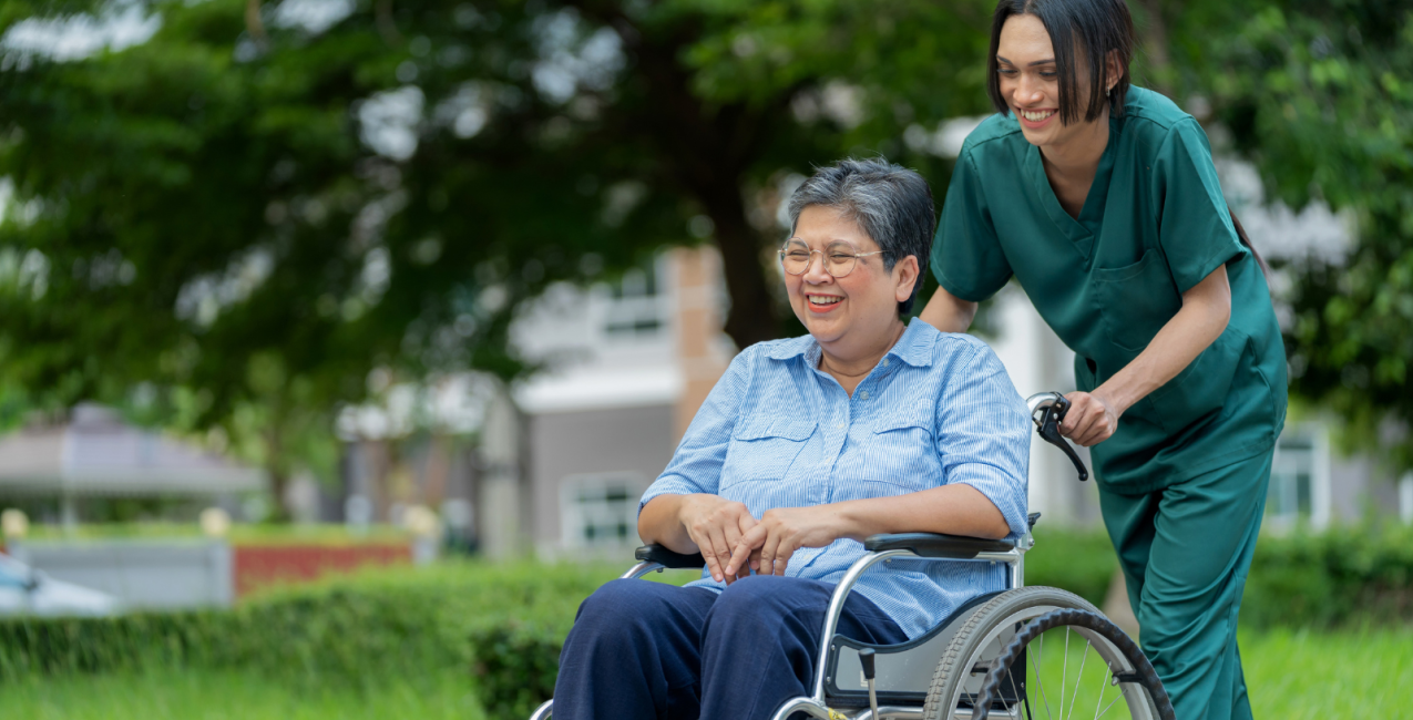 Main Image Un prestataire de soins appréciant une conversation avec une personne âgée en fauteuil roulant